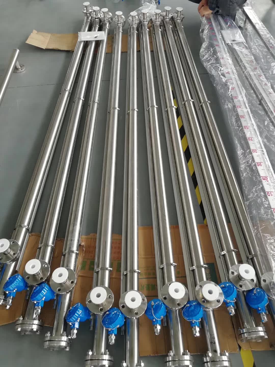 襯四氟磁翻板液位計(jì)，硫酸槽罐用