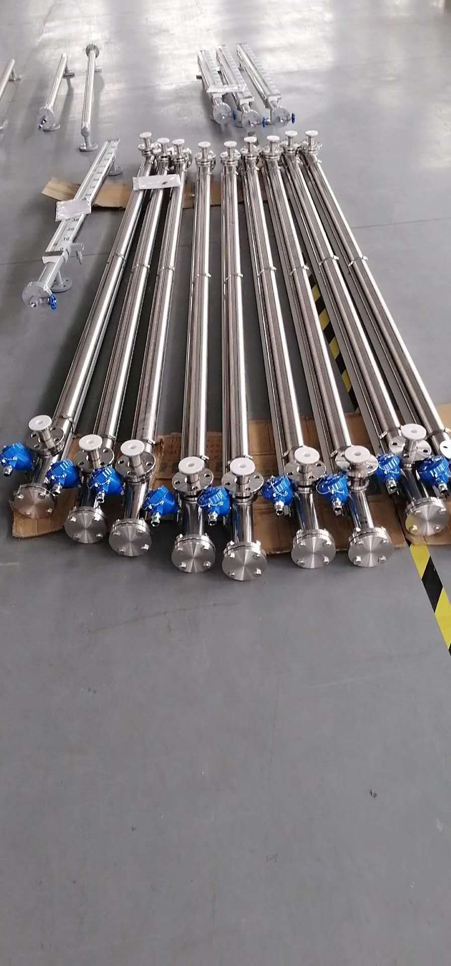 304襯四氟遠(yuǎn)傳防腐磁翻板液位計(jì)，活套法蘭，介質(zhì)：鹽酸